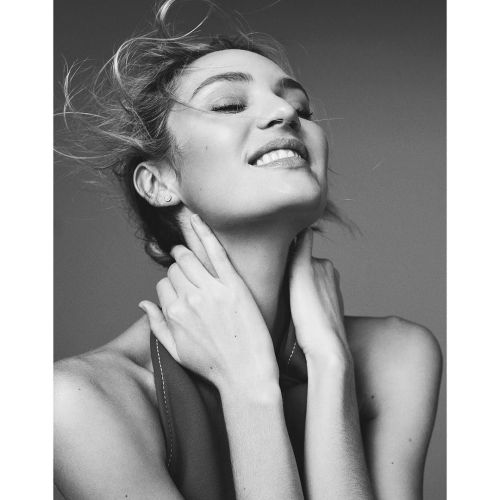Happy Thursday lovers. 🤗 -Editorial shot in Shanghai for @ellechina @biothermworld by angelcandices