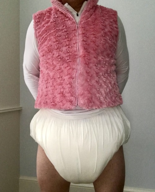 bulkydiaperboy: Comfy big diapers and very wet, of course.  But no change in site as they are so com