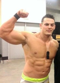 hottestwweuys:  dooonutella:  👀  Jessie Godderz