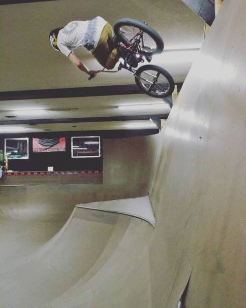 bikes-and-trees: Adam getting⬆⬆⬆ @allinskatepark. #foto #bmx #nikon #bike #bowl #air #sick #yo