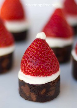 boozybakerr: Santa Hat Strawberry Brownies