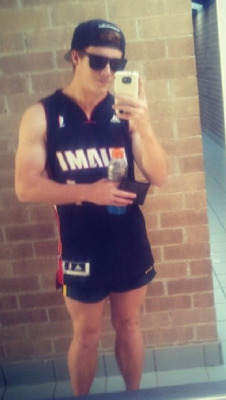 olderbromakesmehot:Basketball jersey, footy shorts, probably thongs or Nikes and a hint of tradie.