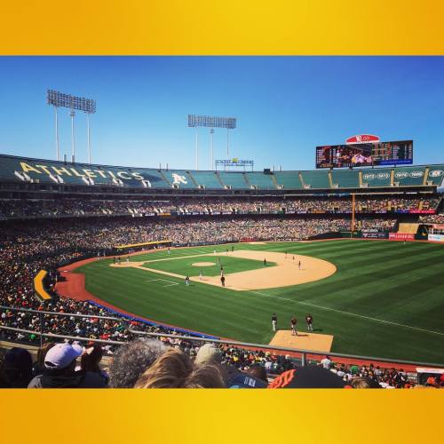 #oaklandcolesium #o.co #memories #thisoldhouse #lovethisplace #greencollar #letsgooakland #beautifulday #bayarea #yayarea #baseball #battleofthebay2016  (at O.co Coliseum)