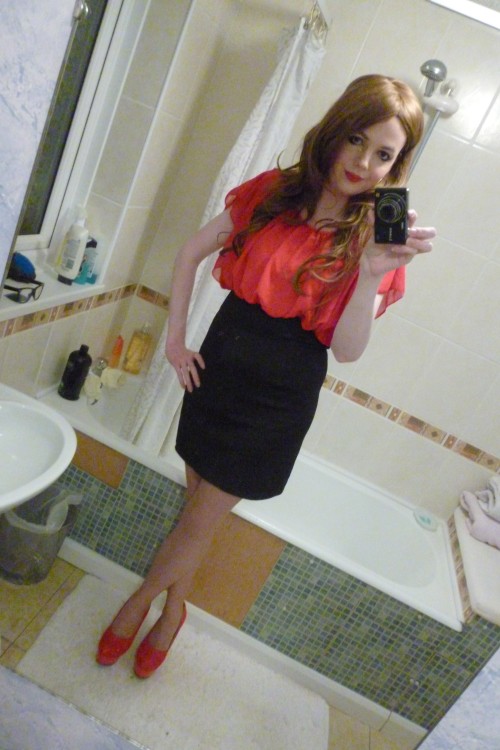 lucy-cd:  Pictures  This dress looks amazing with red heels, love it <3