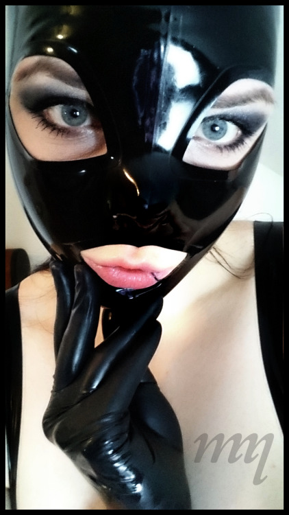missnarziss:  I’m madly in love with this beautiful piece of Latex. <3 