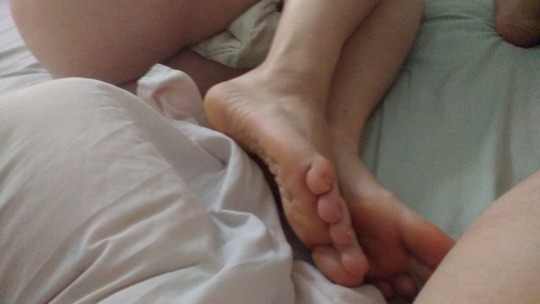 callmeslaveboy:  Impossible de trouver le sommeil… Tu as toujours la solution, ma Déesse.👅👣👶