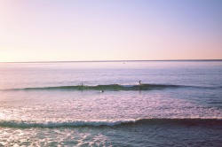 emesre:  Everyone has been complaining about how there’s no waves in California….which is true. But look at these lil longboarders who managed to find some fun waves in PB 