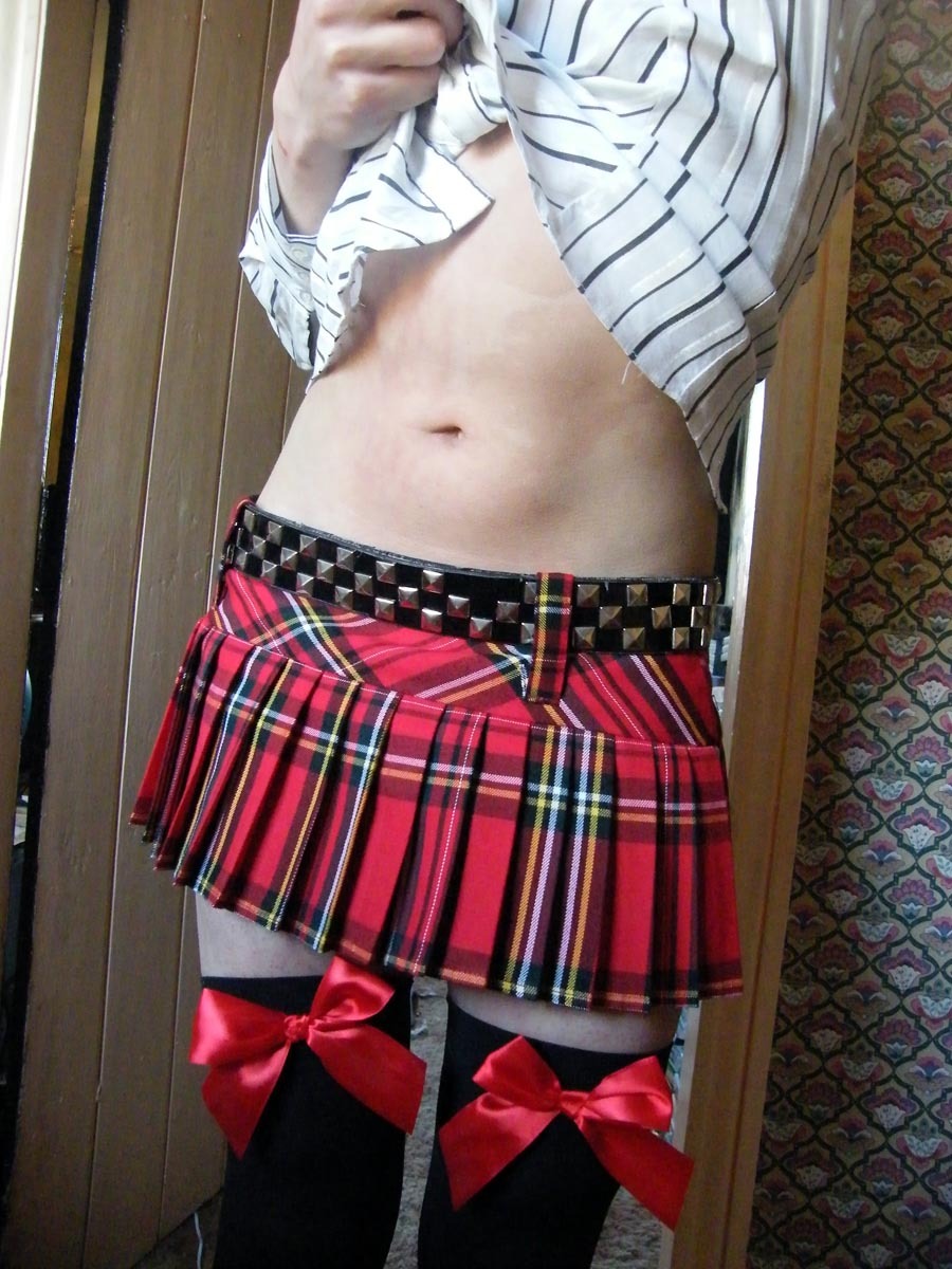 raurava:  Trans slut goth schoolgirl.  I want a skirt and stockings like this.