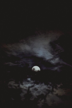 matialonsorphoto:  clouds and moon…yes. by matialonsor