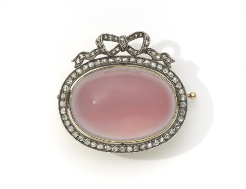 jeweliciousone:Queen Alexandra’s Pink Chalcedony, Diamond and Gold Broochby Carl Fabergé, c.1905Chal