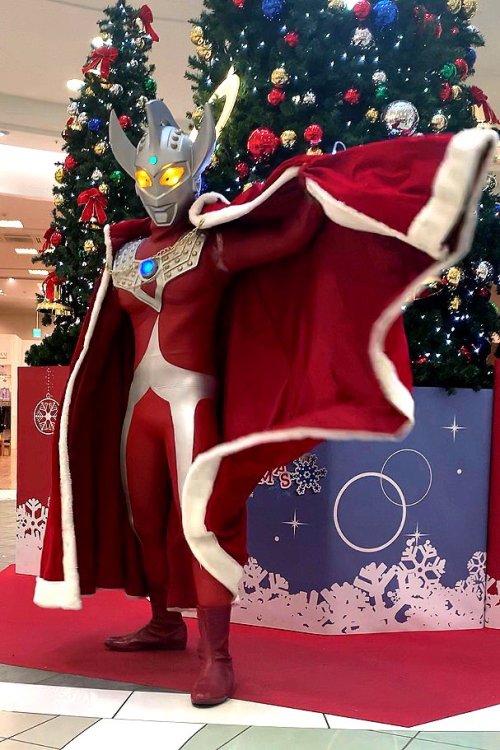 himitsusentaiblog:Ultraman Taro wishes you a Merry Christmas.Of course. After all, his dad is Santa 