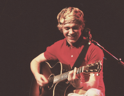 dailyonedirection:     Someone told me the smile on my face gets bigger when I play the guitar.    
