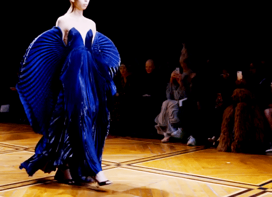 fashion-runways: irisvanherpen The ‘Harmonia’ dress in motion ～ Japanese night-blue