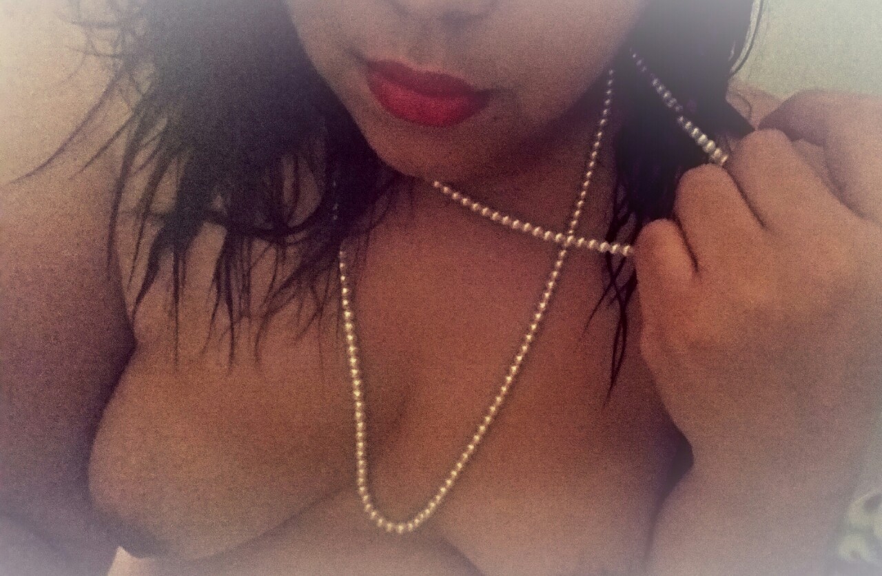 beyondmybedroomdoor:  Happy Topless Tuesday with pearls! From: @naughtyartemisa 
