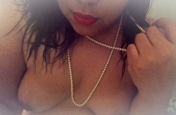 beyondmybedroomdoor:  Happy Topless Tuesday with pearls! From: @naughtyartemisa  °•○●○•° Ooh! A pearl necklace 😈 Naughty naughty! 