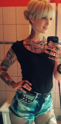 tattooedwomenarebeautiful:  She’s so gorgeous