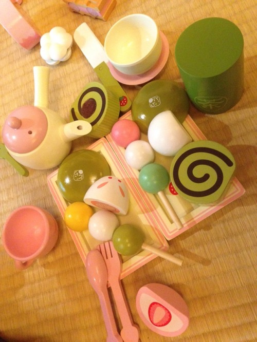 My nieces’ play-house set. 姪のおままごとセット。