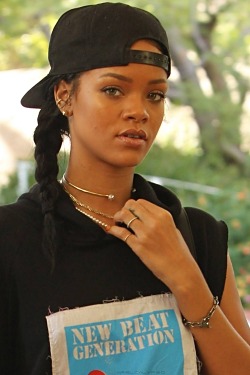 arielcalypso:  Rihanna arriving at a hotel in Los Angeles. (16th October) *close up*