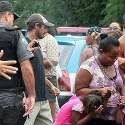 hiddlesfiddleswithme:  Little girl being pepper sprayed in #ferguson #stopdontshoot #justiceformikebrown 