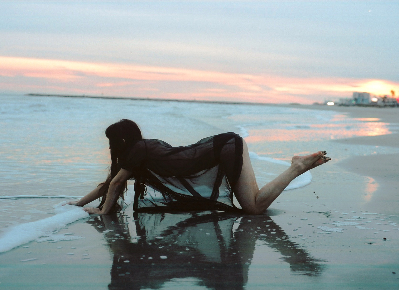bornbythesea:  Sara Skinner By Tamara Lichtenstein 