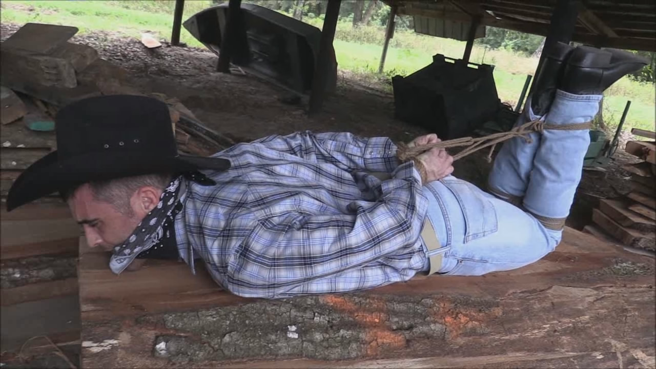 hombresconbotasamarrados:  Buena Madera para “tallar” 😈 