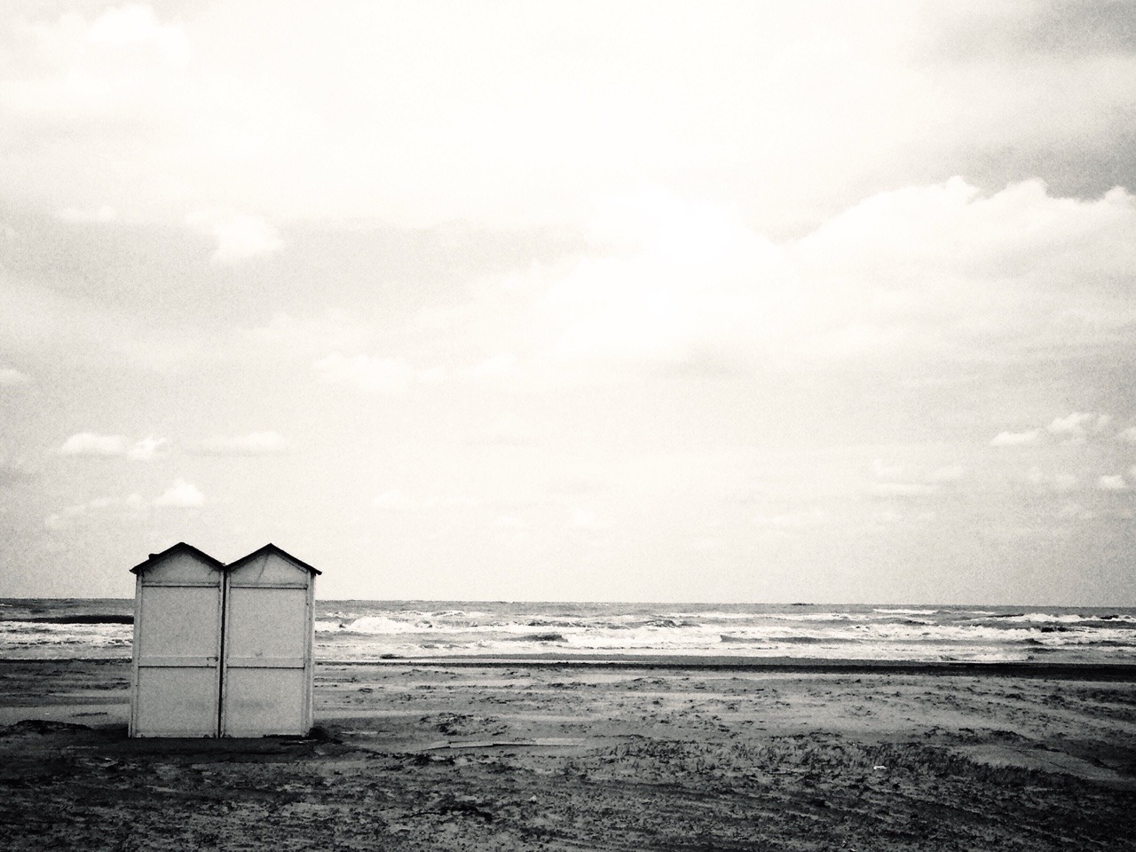 “Nel bel mezzo del caos ho scoperto in me un’invincibile tranquillità. Ho compreso, infine, che nel mezzo dell’inverno vi era in me un’invincibile estate. E ciò mi rende felice.”
Camus