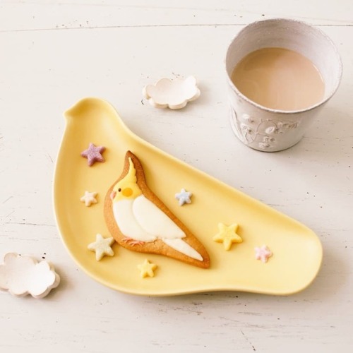 melililou:黄色いことりのお皿を買いました。黄色いことりのお皿には黄色いことりのクッキーを乗せたいな #icingcookie www.instagram.com/p/Bk5e