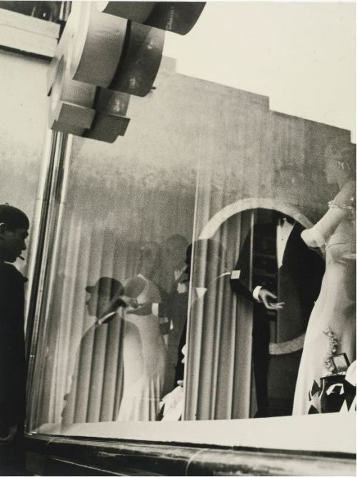 lacitedesdames: Dora Maar, Reflections Store Window, 1935 (howtoseewithoutacamera)