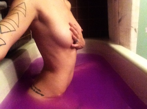 viciouscunt:  viciouscunt:  Washing paint off myself made the water pretty  Reblogging my nudes