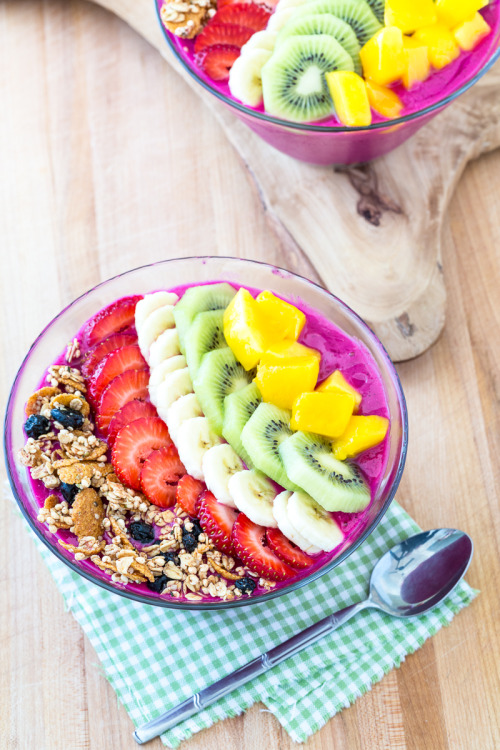 sweetoothgirl:Dragon Fruit Smoothie Bowl