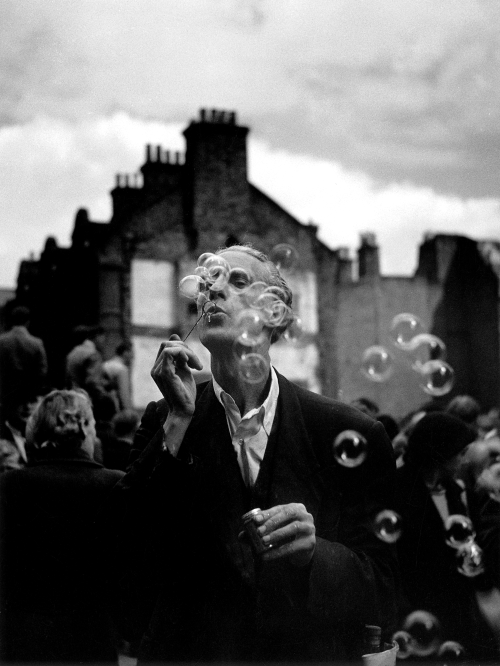 Izis: Man blowing bubbles, Whitechapel, London, 1950