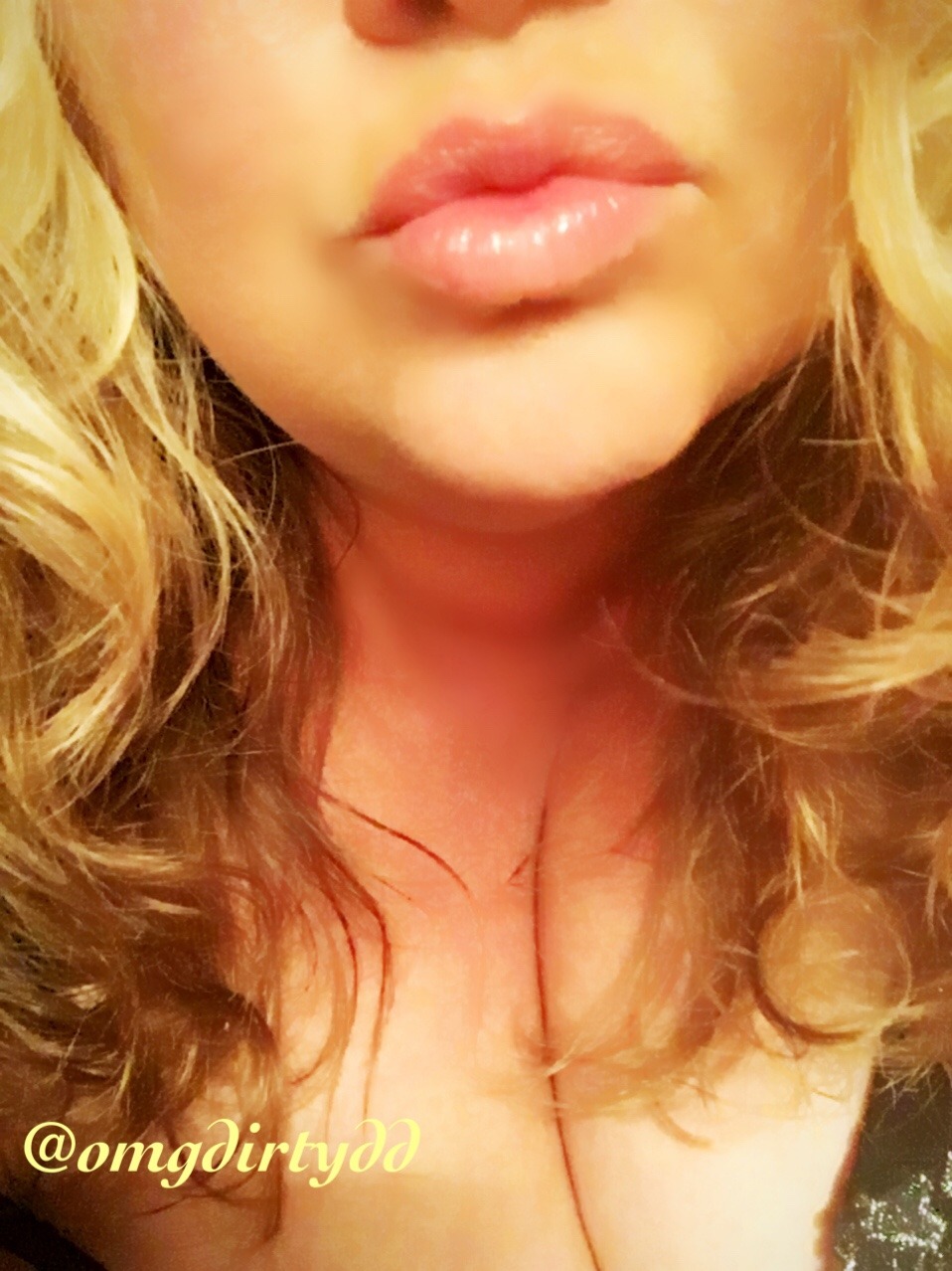 monchichitamberine:  Kissy lips on Mouth Monday ~ DD 💋  Omg @omgdirtydd!! Gorgeous