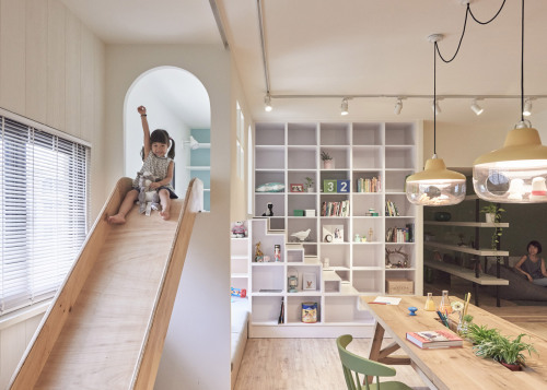 dezeen:  Taiwanese studio HAO Design installed a play area in the kitchen of this family home so the children could spend more time with their parents »