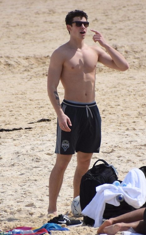 shawnmendesupdates:OCTOBER 29: Shawn Mendes visits Bondi Beach in Sydney, Australia. (MQ)