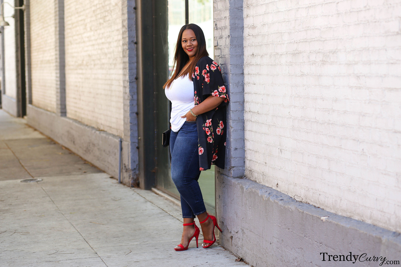trendycurvy:  Bold FloralsOutfit details on TrendyCurvy.comPhotographer: Steve Suavemente