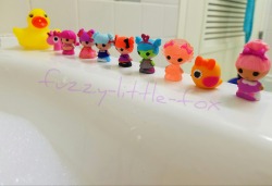 fuzzy-little-fox: Bath time!! 