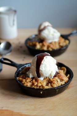 sweetoothgirl:  Oatmeal Cookie Banana Crisp with Chocolate Kahlua Sauce