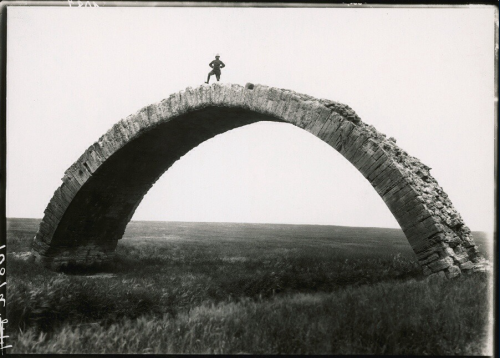 bizarreauhavre:M. V. Oppenheim.  An ancient Roman bridge spans the Waldi al Murr in Mosul Iraq 1920. 