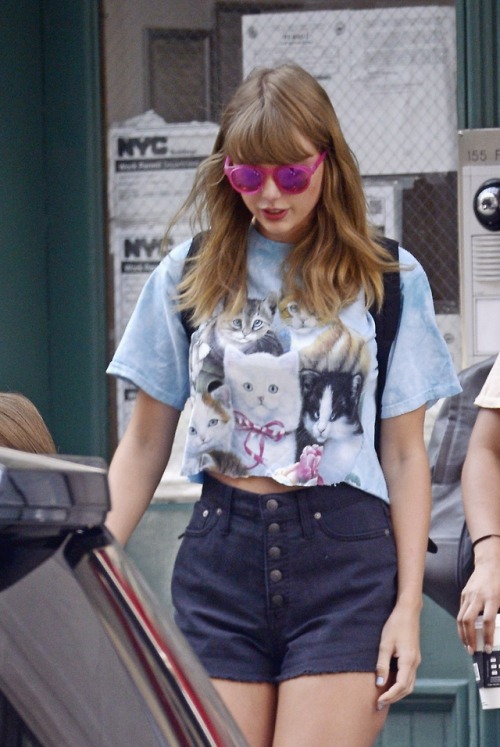  Taylor Swift leaving her apartment at NYC 