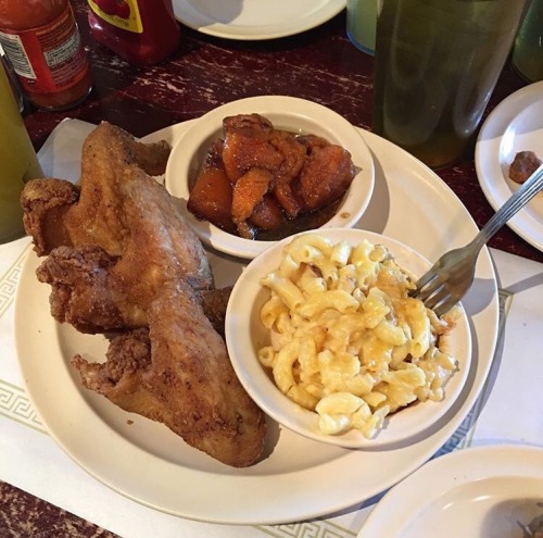 mzque2: iamchinyere: lolust: afro-arts: Maxine’s Chicken &amp; Waffles www.maxineschicken.