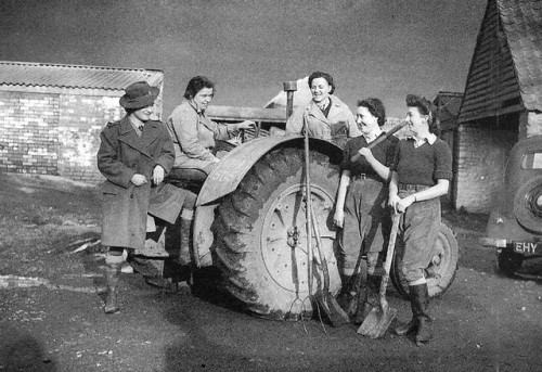 Members of the Women’s Land Army (Somerset, 1941).