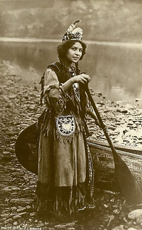 titenoute: sashayed: tikkunolamorgtfo: boredpanda: 1800s-1900s Portraits Of Native American Teen Gir