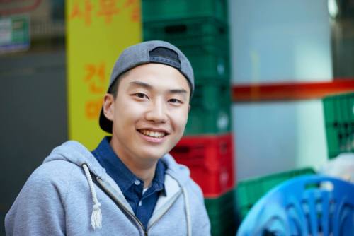 humans-of-seoul:  “Actually I haven’t had a deep discussion with my dad about how I should live my life, although my dad looked a little bit worried about me. So one evening, I decided to talk to with my dad and told him I really want to have an honest
