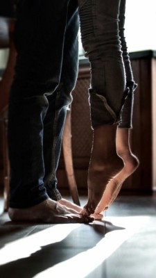 iftheyonlyreallyknew:  prayfukkdie:  Kiss me  Tippy toes ❤  Daily life for me :)