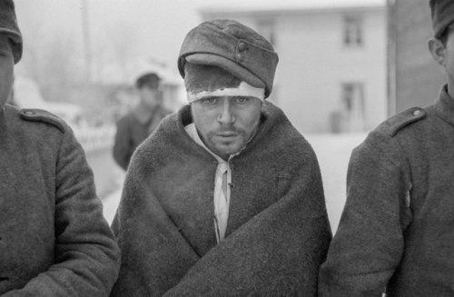 Soviet POWs dressed with new clothes at Rovaniemi near the ArcticCircle (Finland, January 6th, 1940)
