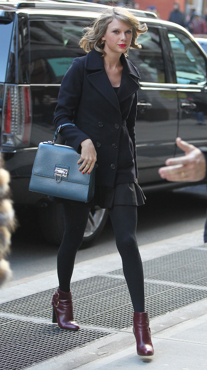 tayswiftdotcom:  Shopping on Broadway in NYC 01/16/15 (x)
