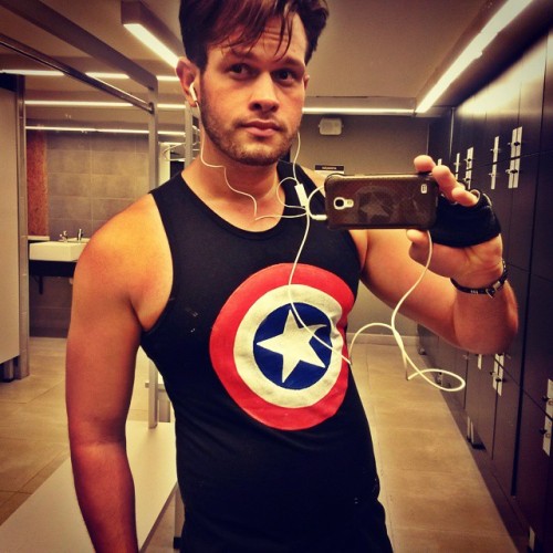 fat-male-celebrities:  Neto Nóbrega, Brazilian physiotherapist struggling with losing extra-weight and trying everything to reduce his soft belly