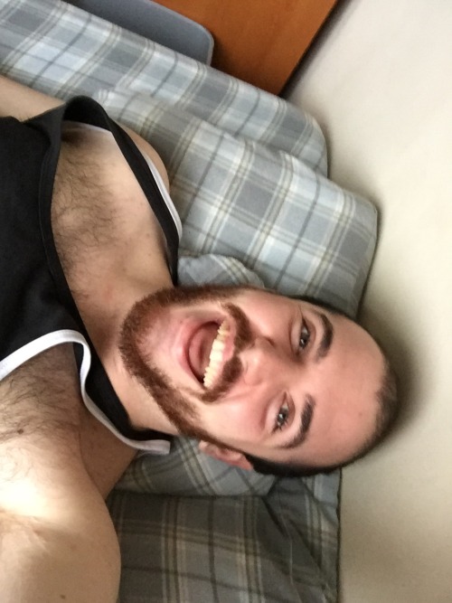 colethecolossus:  My method to take a decent smiling photo of myself 