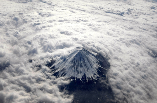 blazepress:  Carving through the clouds. 