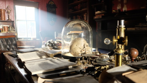 nixxie-fic:Stunning New BTS pictures of the 221B study & living room set pt 2 (x) (Notice the st